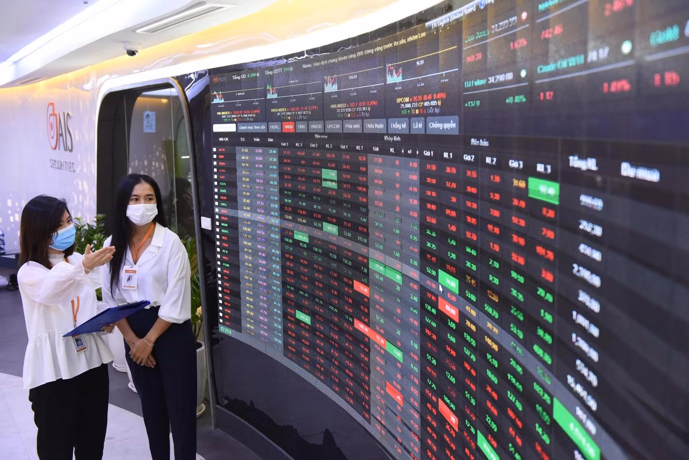 Chứng khoán có phiên giao dịch ảm đạm trong phiên đầu tiên của năm 2025. Ảnh: Ngọc Thắng. Chứng khoán có phiên giao dịch ảm đạm trong phiên đầu tiên của năm 2025. Ảnh: Ngọc Thắng.