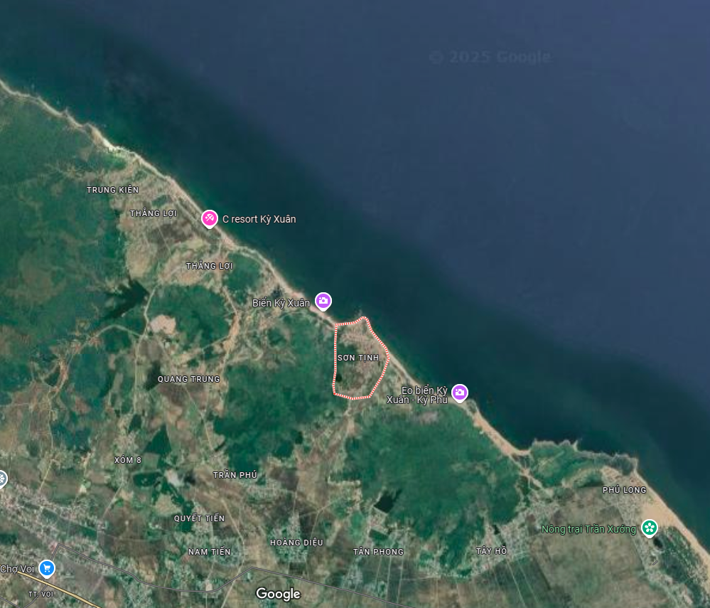 Thôn Sơn Tịnh, xã Kỳ Xuân, huyện Kỳ Anh, tỉnh Hà Tĩnh (vòng đỏ) là 1 trong 8 địa điểm đã được xác định tiềm năng xây nhà máy điện hạt nhân.