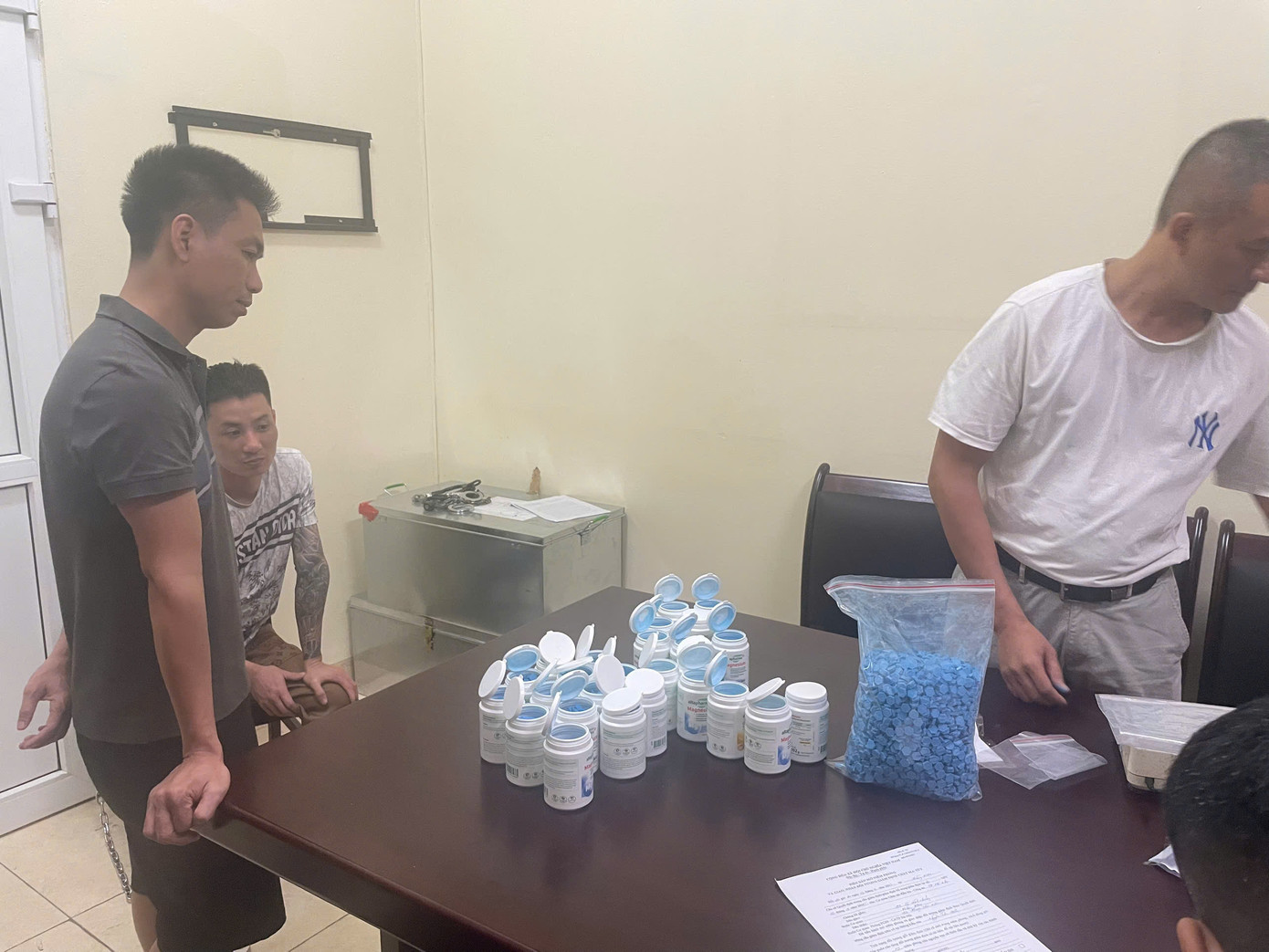 Cơ quan chức năng phát hiện đối tượng giấu ma túy trong hộp thực phẩm chức năng. Cơ quan chức năng phát hiện đối tượng giấu ma túy trong hộp thực phẩm chức năng.