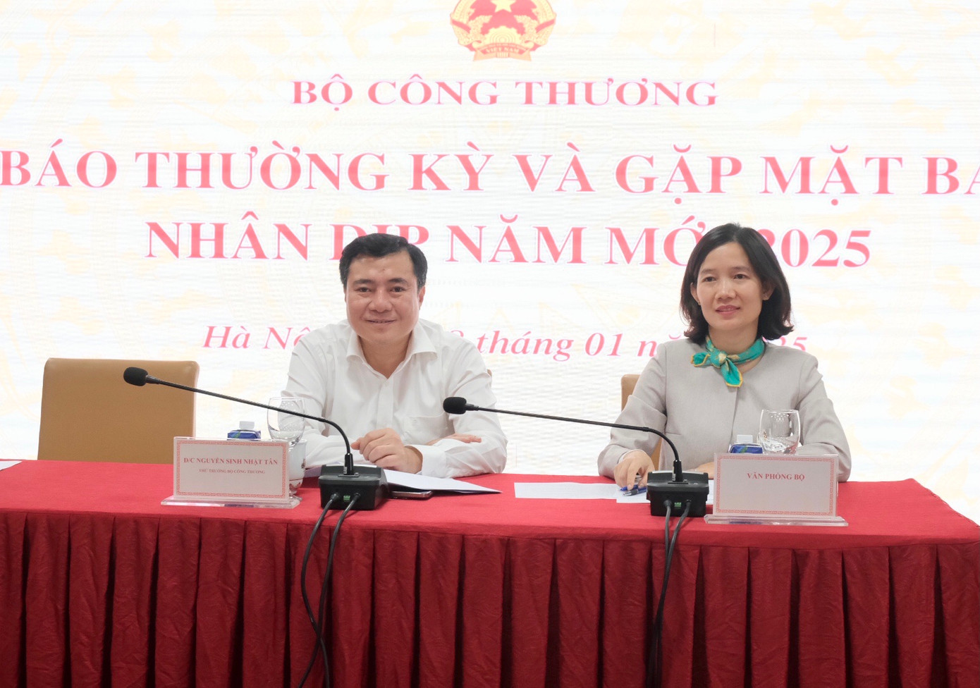 Thứ trưởng Nguyễn Sinh Nhật Tân chủ trì cuộc họp báo.