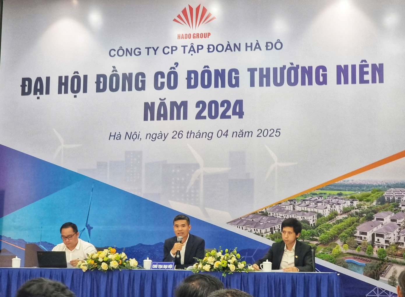 Ông Lê Xuân Long - Chủ tịch HĐQT Hà Đô trả lời câu hỏi của cổ đông tại đại hội.