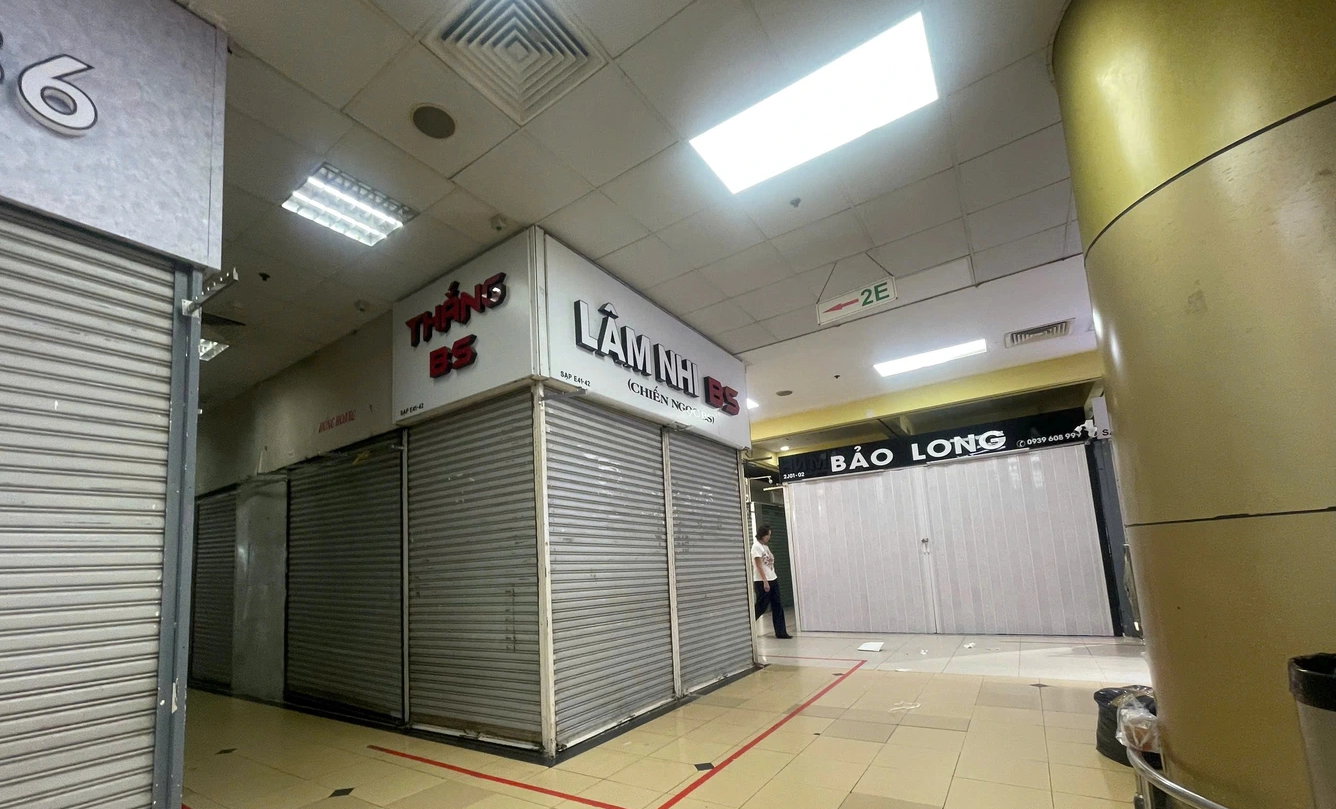 Một số sạp hàng tại An Đông Plaza - TPHCM đóng cửa vì lo ngại cơ quan chức năng kiểm tra.