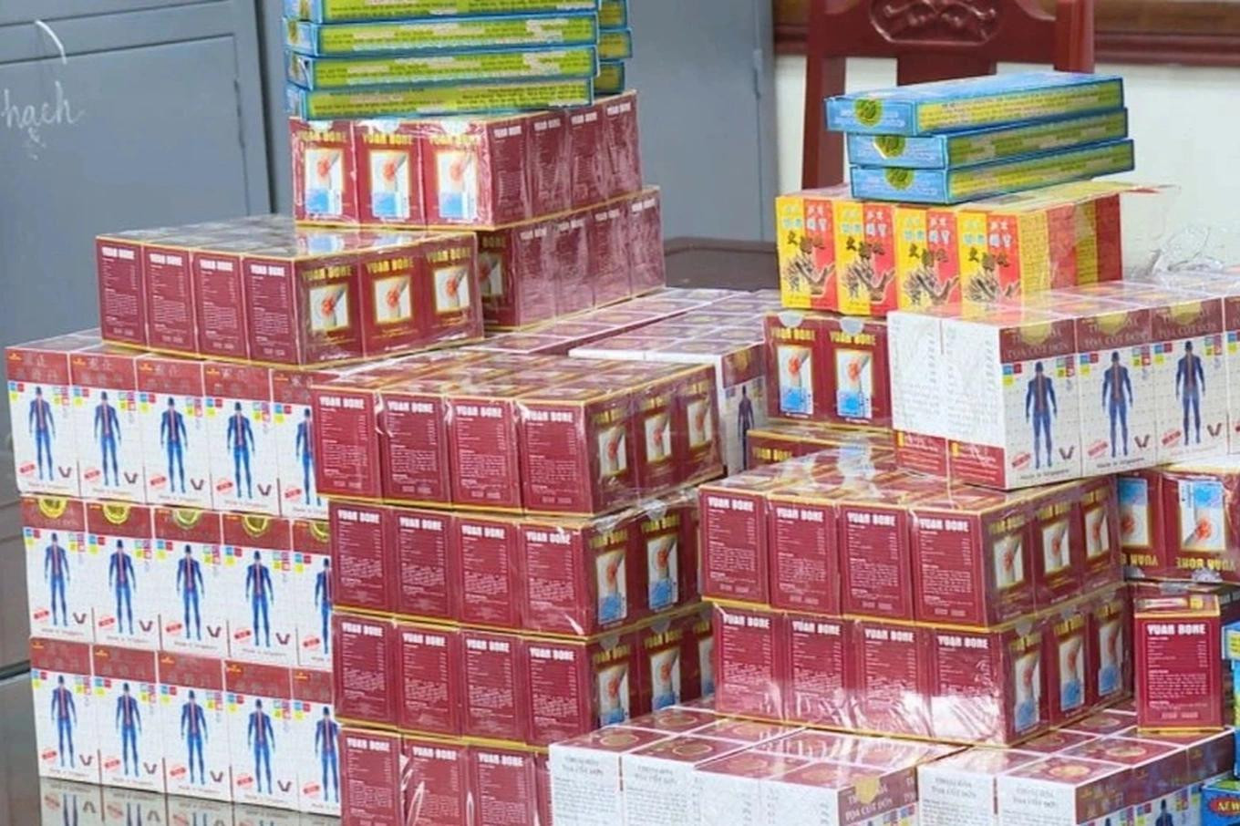 Một đường dây sản xuất thuốc giả vừa bị công an Thanh Hóa triệt phá. Một đường dây sản xuất thuốc giả vừa bị công an Thanh Hóa triệt phá.