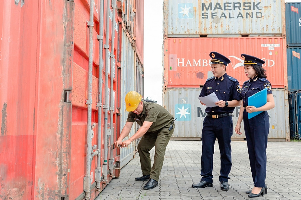 Tổng cục Hải quan yêu cầu không gây xáo trộn công tác thông quan hàng hóa xuất, nhập khẩu khi tổ chức bộ máy mới. Tổng cục Hải quan yêu cầu không gây xáo trộn công tác thông quan hàng hóa xuất, nhập khẩu khi tổ chức bộ máy mới.