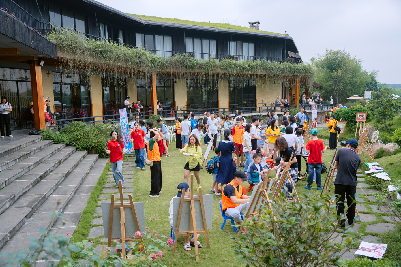 Tham gia Ngày hội, 165 trẻ tự kỷ được hòa mình vào không gian xanh mát, yên tĩnh và an toàn; nơi hàng ngày các em khó có cơ hội được trải nghiệm.