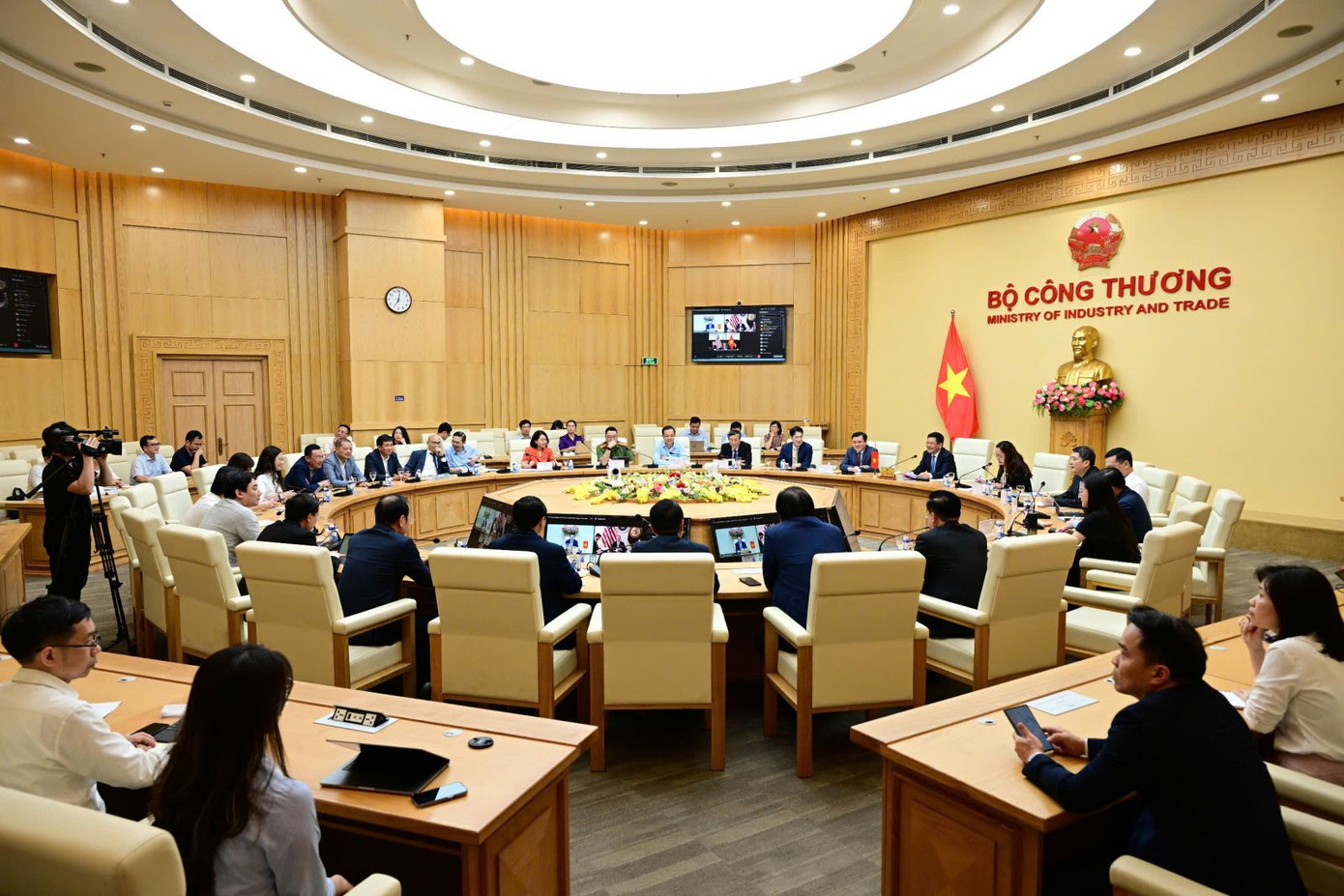 Cuộc hội đàm trực tuyến giữa Đoàn đàm phán Việt Nam với Đại diện Thương mại Mỹ. Cuộc hội đàm trực tuyến giữa Đoàn đàm phán Việt Nam với Đại diện Thương mại Mỹ.