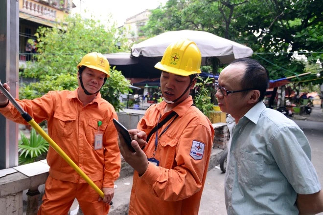 EVN yêu cầu các tổng công ty, công ty Điện lực rà soát từng trường hợp khách hàng có hóa đơn tiền điện tăng vọt.