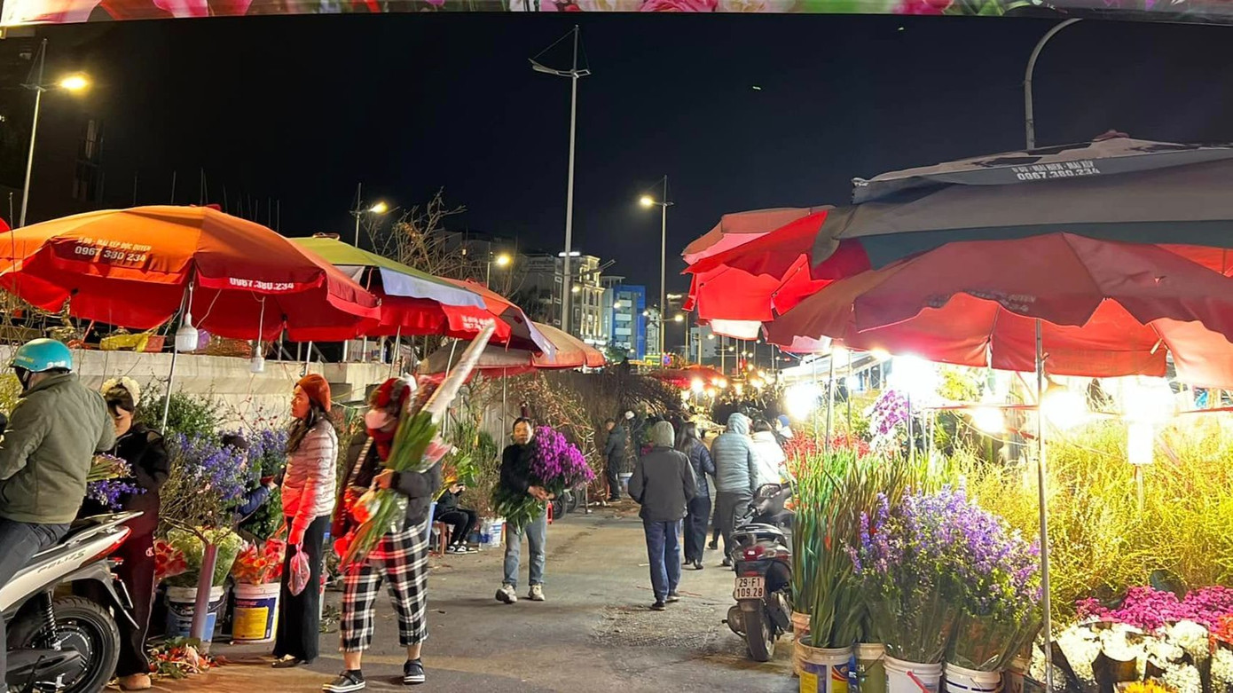 Giá một số loại hoa bắt đầu tăng do nhu cầu đi lễ đầu năm của người dân tăng cao. Ảnh: Hà Vũ. Giá một số loại hoa bắt đầu tăng do nhu cầu đi lễ đầu năm của người dân tăng cao. Ảnh: Hà Vũ.