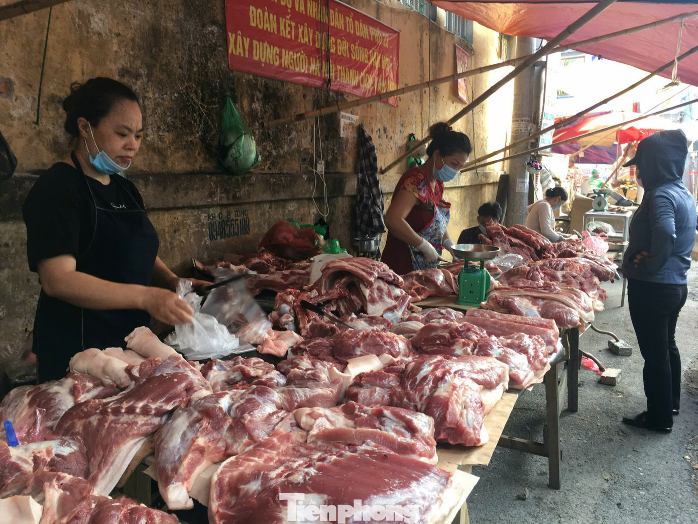 Giá thịt lợn tiếp tục tăng trong ngày 28 Tết.