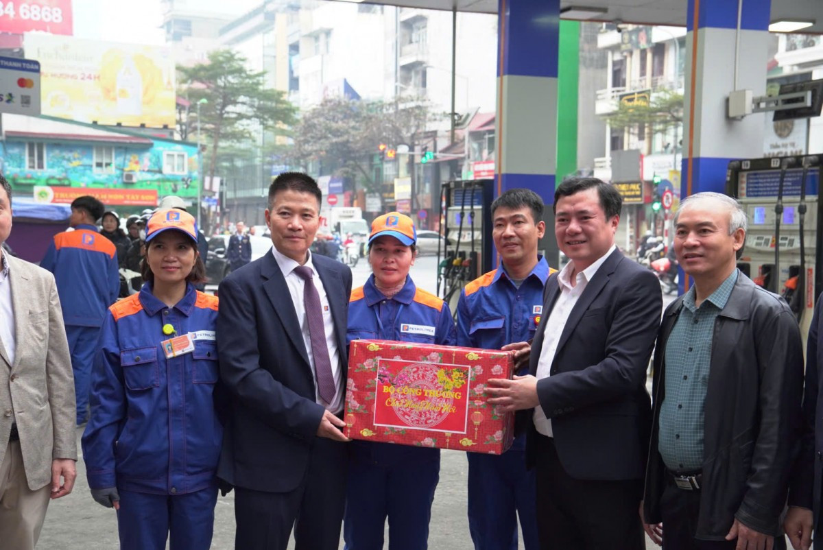 Thứ trưởng Bộ Công Thương Nguyễn Sinh Nhật Tân kiểm tra tình hình cung ứng xăng dầu tại Hà Nội. Ảnh: BCT. Thứ trưởng Bộ Công Thương Nguyễn Sinh Nhật Tân kiểm tra tình hình cung ứng xăng dầu tại Hà Nội. Ảnh: BCT.