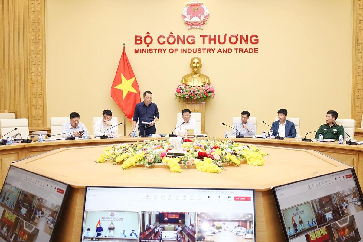 Theo lãnh đạo EVN, hiện còn nhiều vướng mắc trong giải phóng mặt bằng, ảnh hưởng đến tiến độ dự án. Theo lãnh đạo EVN, hiện còn nhiều vướng mắc trong giải phóng mặt bằng, ảnh hưởng đến tiến độ dự án.