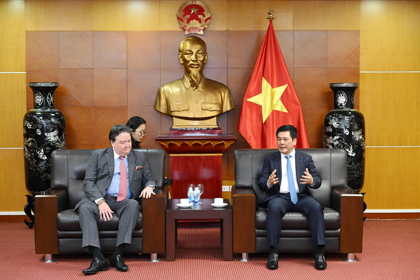 Bộ trưởng Nguyễn Hồng Diên trao đổi với Đại sứ Marc E. Knapper. Bộ trưởng Nguyễn Hồng Diên trao đổi với Đại sứ Marc E. Knapper.