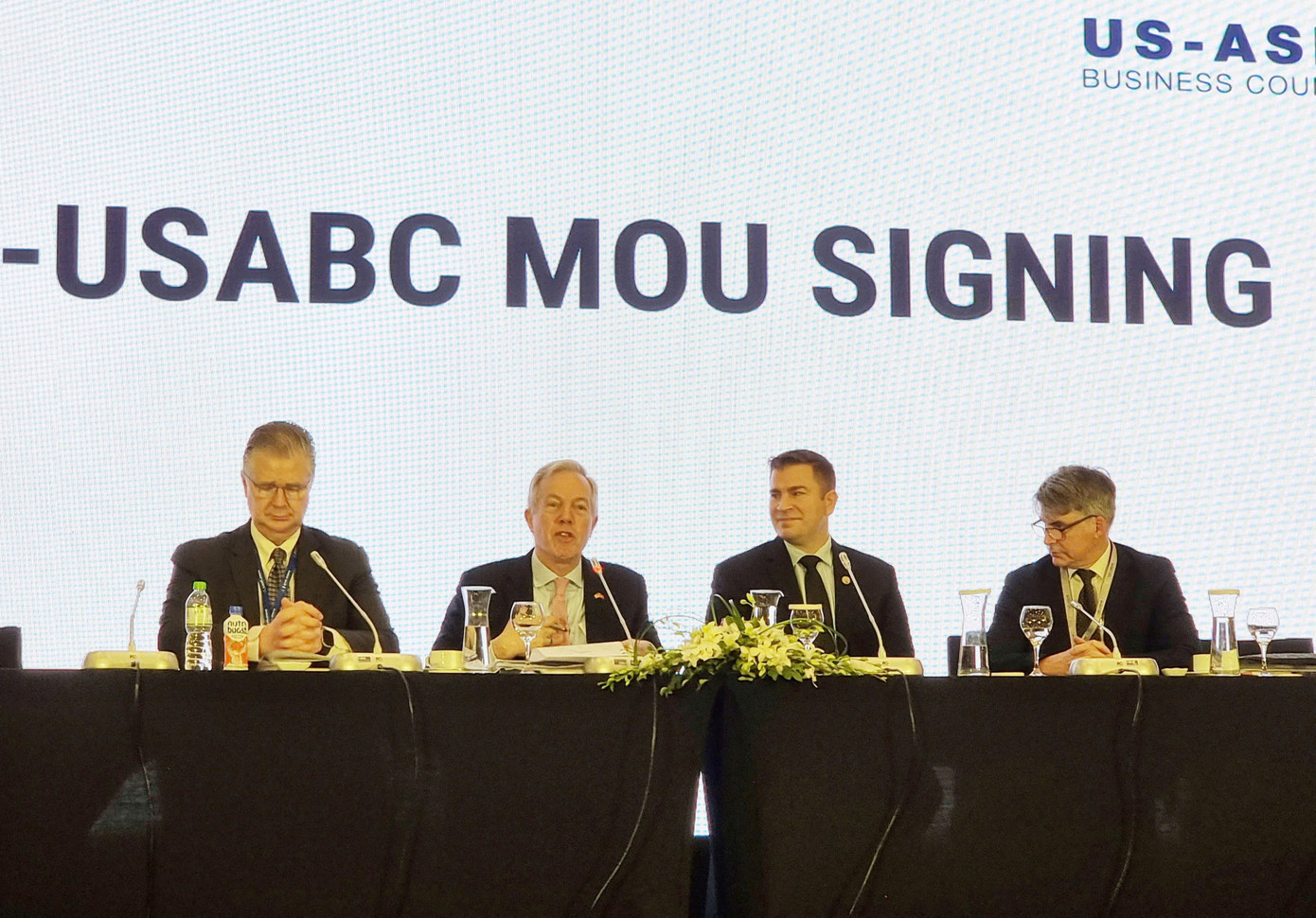 Ông Ted Osius (thứ 2 từ trái sang) cho biết, phái đoàn doanh nghiệp Mỹ đến Việt Nam lần này lớn nhất từ trước đến nay. Ảnh: Dương Hưng.