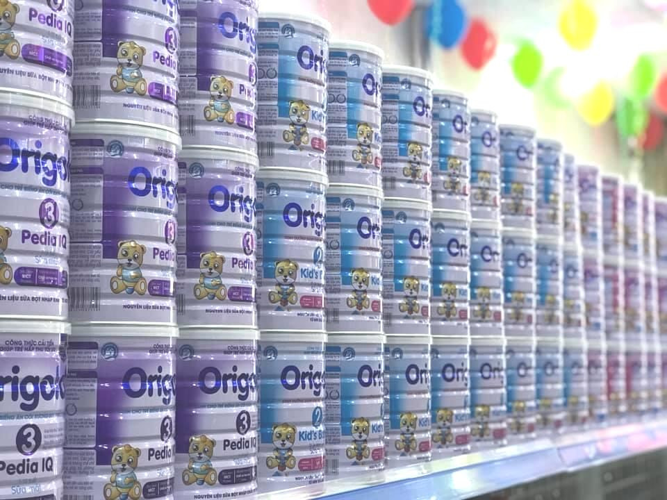 Tràn ngập loại sữa được quảng cáo có nguyên liệu nhập khẩu được bày bán tại các nhà thuốc, cửa hàng sữa gần bệnh viện.