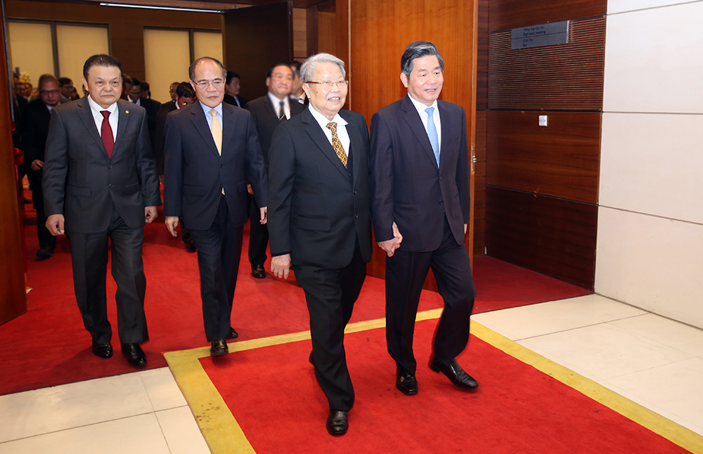 Chủ tịch nước Trần Đức Lương đến tham dự Lễ kỷ niệm 60 năm Ngày Truyền thống ngành Điện lực Việt Nam và đón nhận huân chương Hồ Chí Minh lần thứ hai, ngày 21/12/2014 tại Hà Nội. Ảnh EVN. Chủ tịch nước Trần Đức Lương đến tham dự Lễ kỷ niệm 60 năm Ngày Truyền thống ngành Điện lực Việt Nam và đón nhận huân chương Hồ Chí Minh lần thứ hai, ngày 21/12/2014 tại Hà Nội. Ảnh EVN.