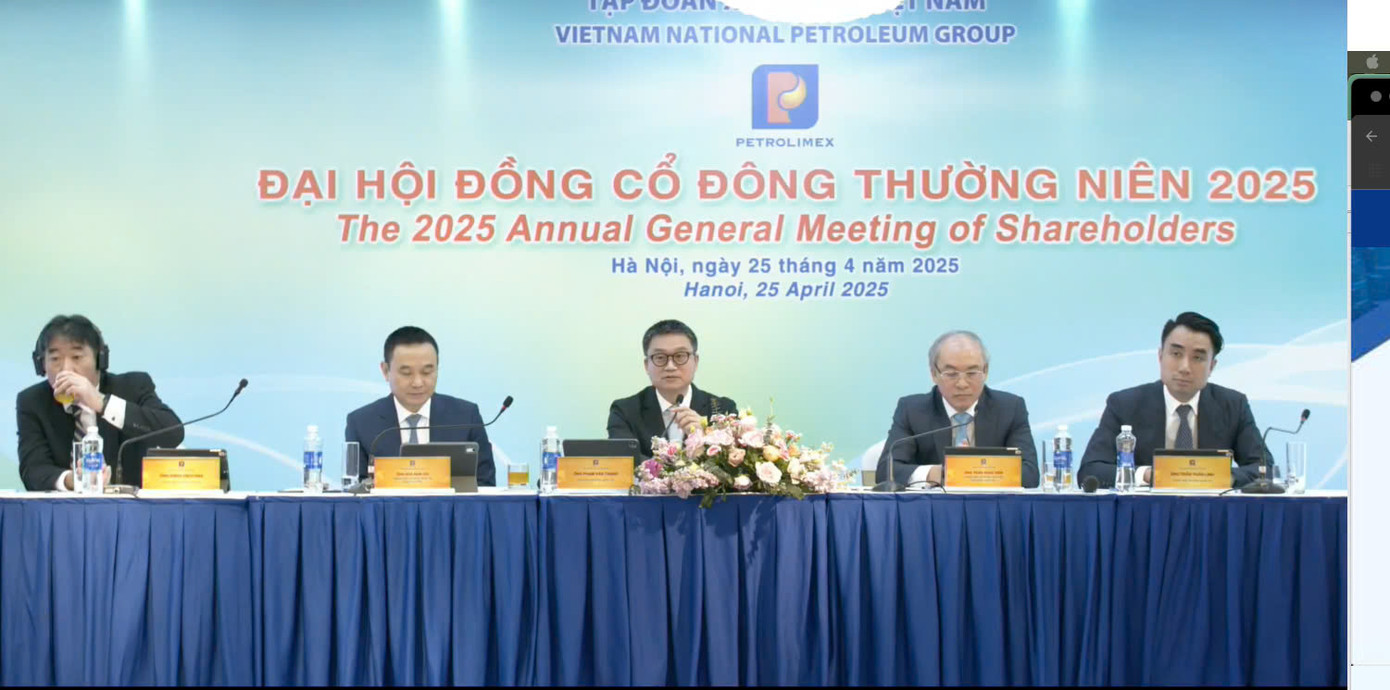 Lãnh đạo Petrolimex chia sẻ tại Đại hội đồng cổ đông. Lãnh đạo Petrolimex chia sẻ tại Đại hội đồng cổ đông.