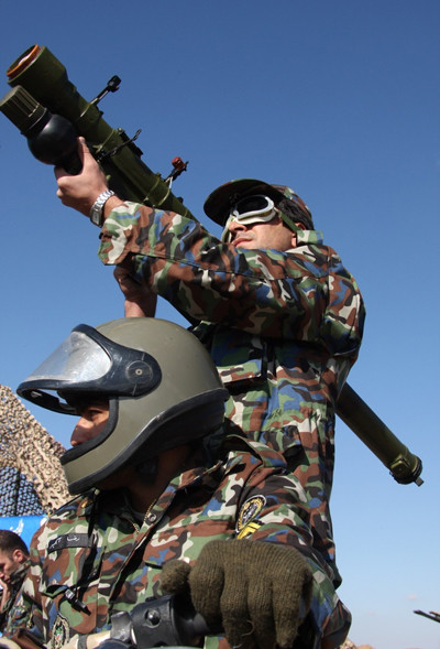 Binh sỹ Iran chuẩn bị bắn tên lửa phòng không Igla