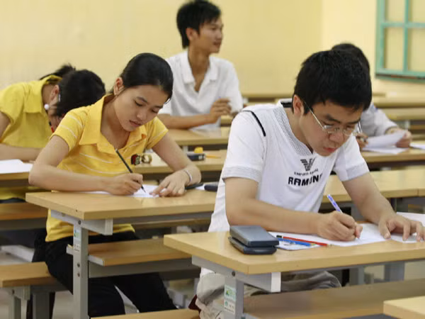 Thí sinh làm bài thi đại học hôm nay, 4/7 tại Hà Nội. Ảnh: Hồng Vĩnh
