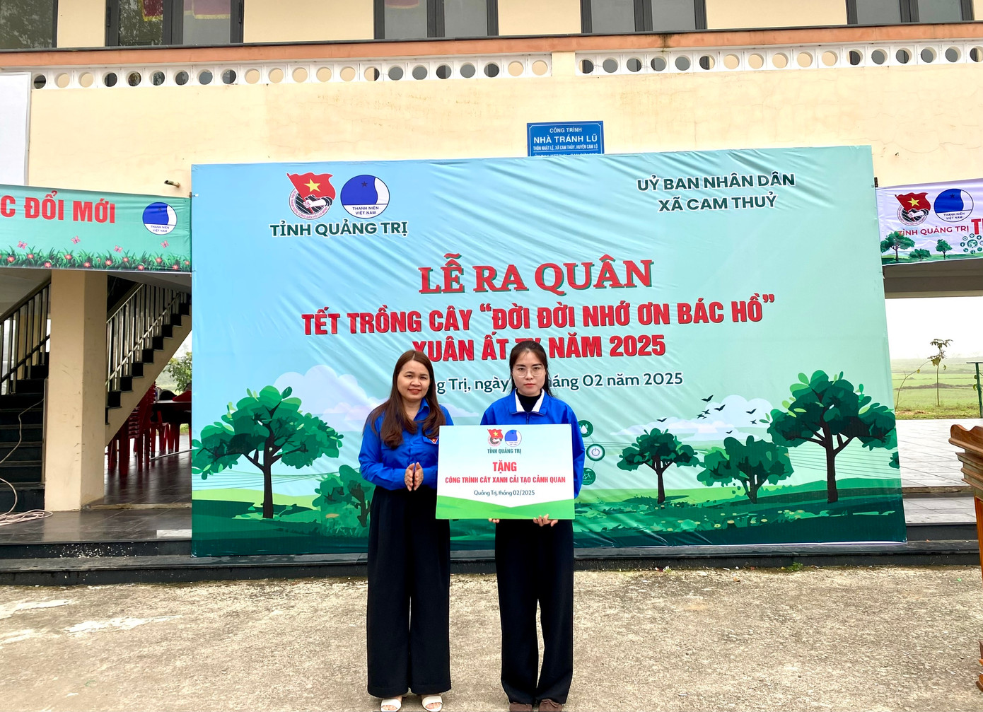 Chị Trần Thị Thu - Bí thư Tỉnh Đoàn Quảng Trị tặng Xã Đoàn Cam Thủy công trình cây xanh cải tạo cảnh quan.