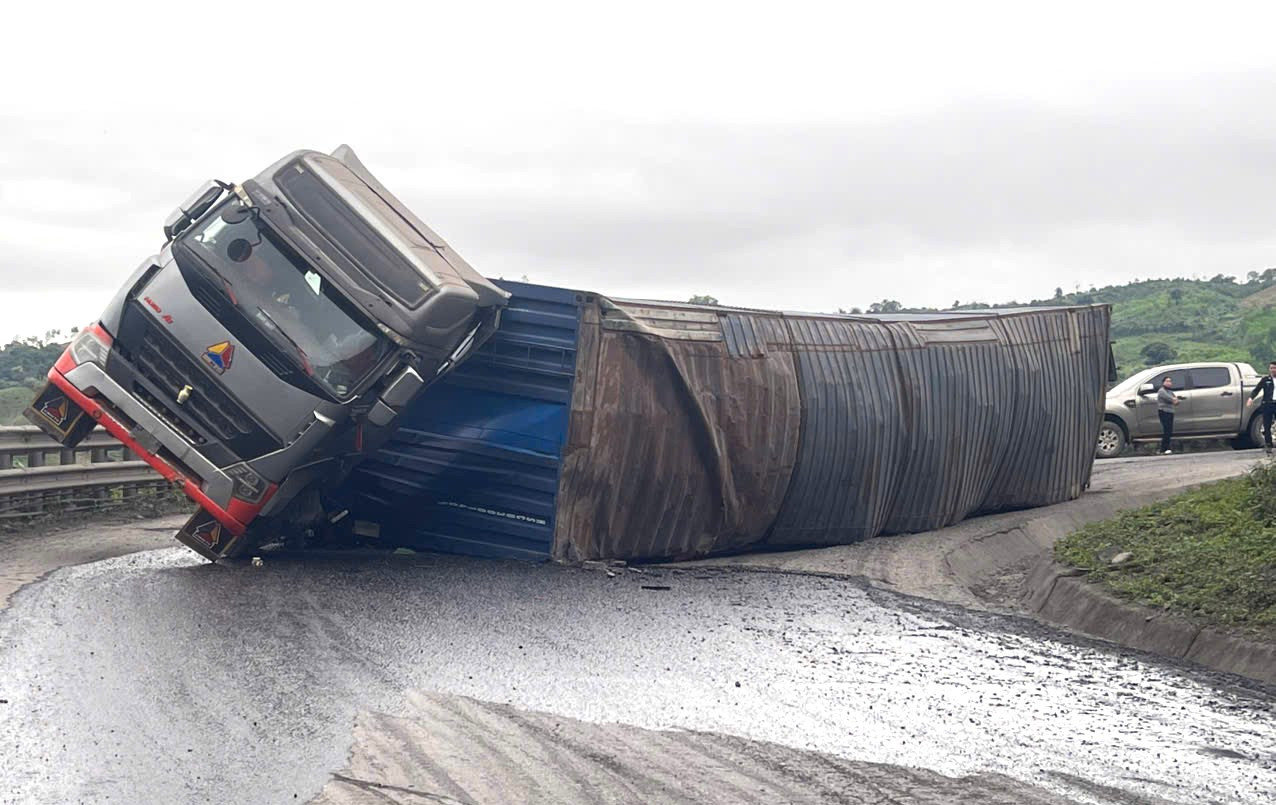 Xe tải chở gỗ bị lật chắn ngang Quốc lộ 15 D gây ách tắc gần một ngày đêm