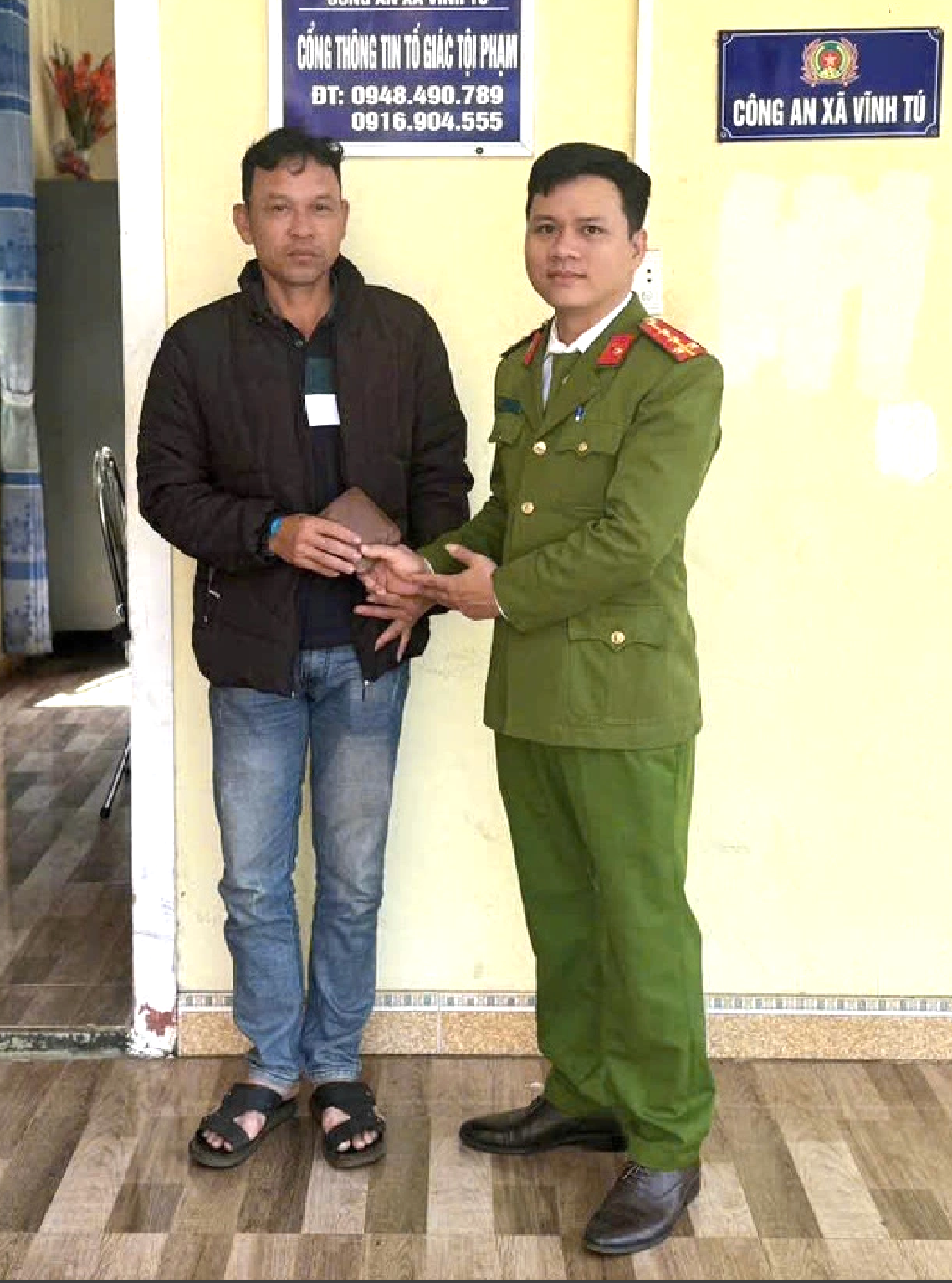 Công an xã Vĩnh Tú trả lại ví da và tiền cho người đánh rơi. Ảnh: CA Công an xã Vĩnh Tú trả lại ví da và tiền cho người đánh rơi. Ảnh: CA