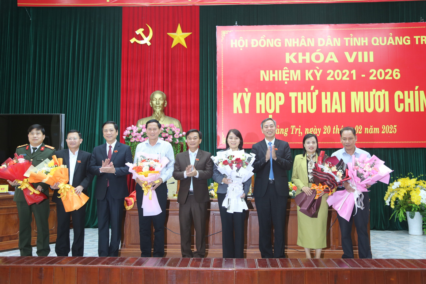 Phó Bí thư Thường trực Tỉnh ủy, Chủ tịch HĐND tỉnh Quảng Trị Nguyễn Đăng Quang và Phó Chủ tịch Thường trực HĐND tỉnh Nguyễn Chiến Thắng tặng hoa chúc mừng các cán bộ được bầu mới và thôi giữ chức Ủy viên UBND tỉnh Quảng Trị khóa VIII, nhiệm kỳ 2021 - 2026 Phó Bí thư Thường trực Tỉnh ủy, Chủ tịch HĐND tỉnh Quảng Trị Nguyễn Đăng Quang và Phó Chủ tịch Thường trực HĐND tỉnh Nguyễn Chiến Thắng tặng hoa chúc mừng các cán bộ được bầu mới và thôi giữ chức Ủy viên UBND tỉnh Quảng Trị khóa VIII, nhiệm kỳ 2021 - 2026