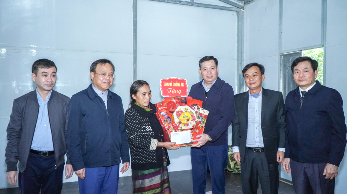 Bí thư Tỉnh ủy Quảng Trị Nguyễn Long Hải nhận thêm nhiệm vụ làm Trưởng ban Ban Chỉ đạo xóa nhà tạm, nhà dột nát tỉnh Quảng Trị. Trong ảnh là ông Nguyễn Long Hải (thứ 3, phải sang) tặng quà người dân huyện Đakrông nhân dịp năm mới 2025. Bí thư Tỉnh ủy Quảng Trị Nguyễn Long Hải nhận thêm nhiệm vụ làm Trưởng ban Ban Chỉ đạo xóa nhà tạm, nhà dột nát tỉnh Quảng Trị. Trong ảnh là ông Nguyễn Long Hải (thứ 3, phải sang) tặng quà người dân huyện Đakrông nhân dịp năm mới 2025.