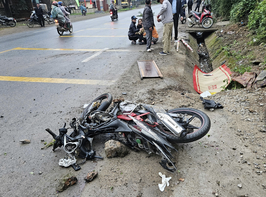 Hiện trường vụ tai nạn giao thông trên Quốc lộ 9 sáng 8/2.