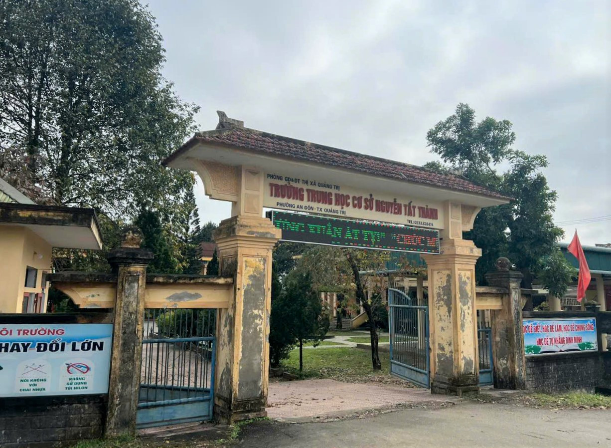 Trường Tiểu học và Trung học cơ sở Nguyễn Tất Thành (phường An Đôn, thị xã Quảng Trị, tỉnh Quảng Trị), nơi xảy ra sự việc người lạ đến dụ dỗ đón học sinh. Trường Tiểu học và Trung học cơ sở Nguyễn Tất Thành (phường An Đôn, thị xã Quảng Trị, tỉnh Quảng Trị), nơi xảy ra sự việc người lạ đến dụ dỗ đón học sinh.