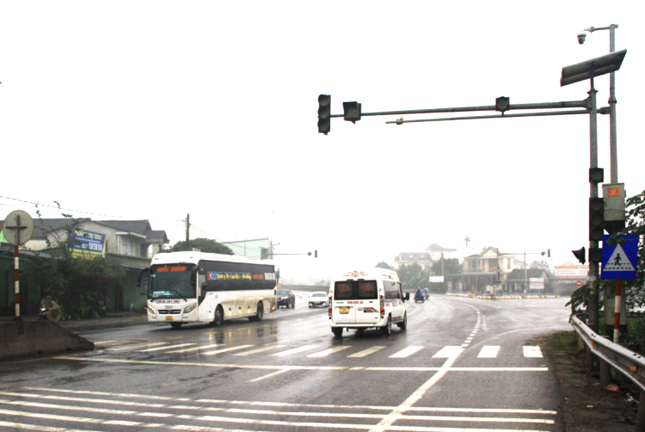 Cụm đèn tín hiệu giao thông tại Quốc lộ 1 - ĐT584 - Quốc lộ 1 tuyến tránh thị xã Quảng Trị, xã Hải Thượng, huyện Hải Lăng sử dụng năng lượng mặt trời, thường xuyên hoạt động không ổn định. Cụm đèn tín hiệu giao thông tại Quốc lộ 1 - ĐT584 - Quốc lộ 1 tuyến tránh thị xã Quảng Trị, xã Hải Thượng, huyện Hải Lăng sử dụng năng lượng mặt trời, thường xuyên hoạt động không ổn định.