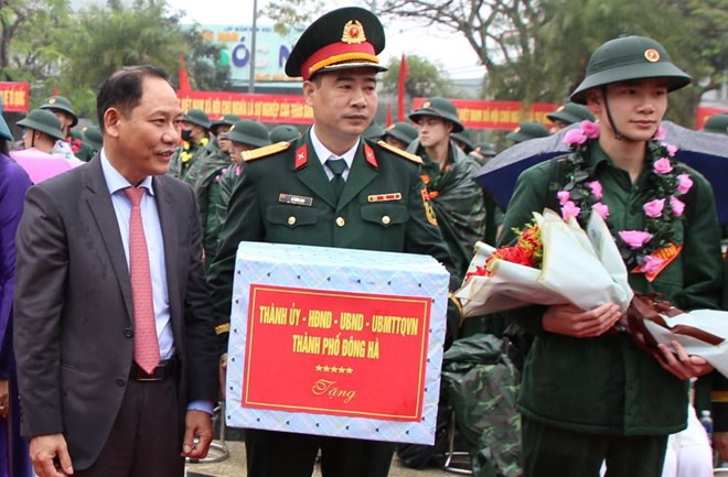 Ông Lê Nguyên Hồng (ngoài cùng, bên trái) chúc mừng các tân binh thành phố Đông Hà nhập ngũ 14/2/2025