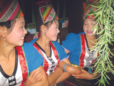 Các cô gái bản Bó chuẩn bị cho đêm xoè 