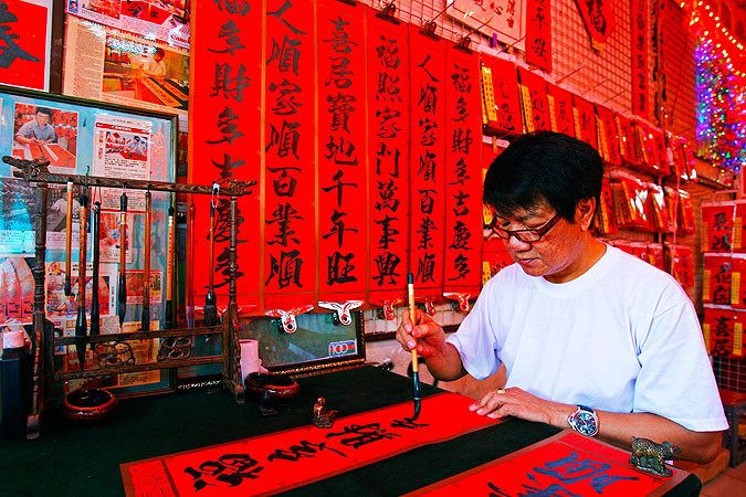 Công việc của người đàn ông Malaysia gốc Trung Quốc này trong những ngày này là viết câu đối cho năm mới