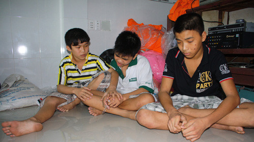 Ba trẻ em tại Phú Yên được cho là mất tích Hận, Hợp, Hoàng phải làm việc quần quật trong xưởng may. Hợp (giữa) đang lên cơn đau. Ảnh: Đức Tuyên