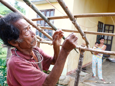 Ông Hồ Văn Xí dựng nhà tạm bên nhà tái định cư vì lo sợ động đất