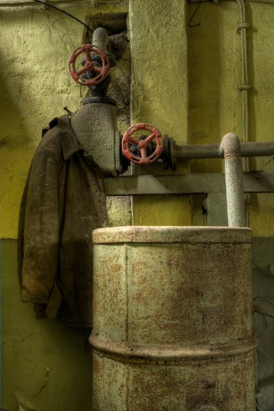 Một bình lớn trong phòng sưởi, vẫn còn một chiếc áo vắt lại