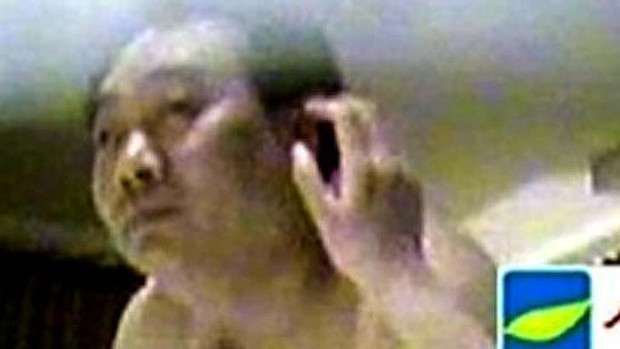 Ông Lei Zhengfu xuất hiện trongd doạn video clip với người tình 18 tuổi