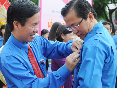 Anh Võ Văn Thưởng gắn kỷ niệm chương cho đại biểu thanh niên tiên tiến tại lễ dâng hoa báo công Bác Hồ