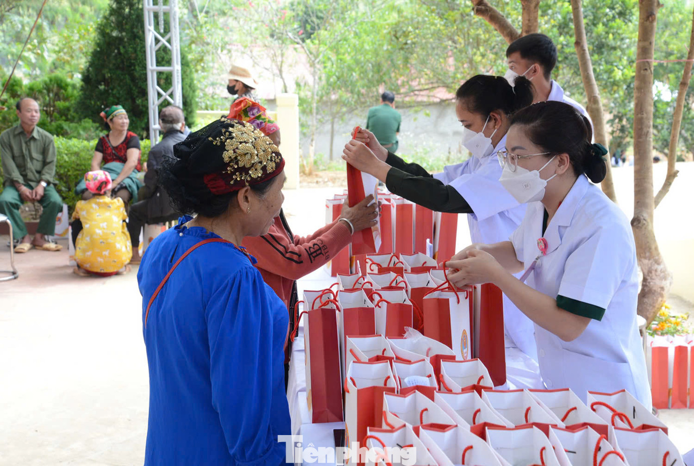 Nhân viên y tế cấp thuốc miễn phí cho người dân.