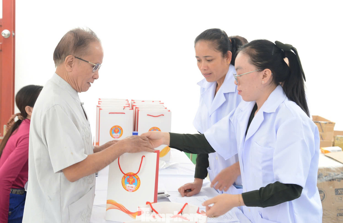 Nhân viên y tế cấp thuốc miễn phí cho người dân.