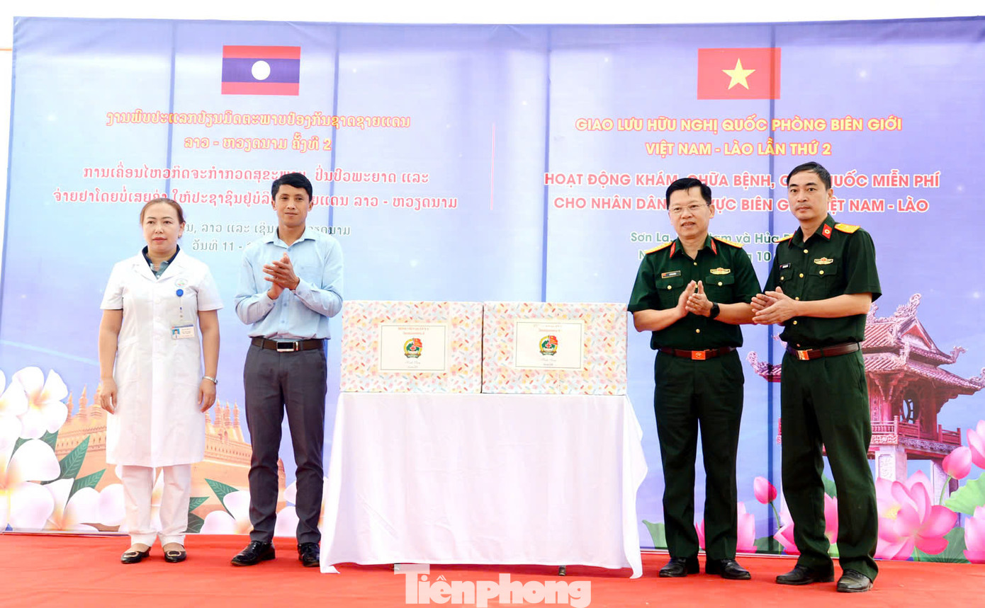 Lãnh đạo Cục Quân y Quân đội nhân dân Việt Nam và Bệnh viện Quân y 6 tặng quà Trung tâm Y tế huyện Sop Bâu.