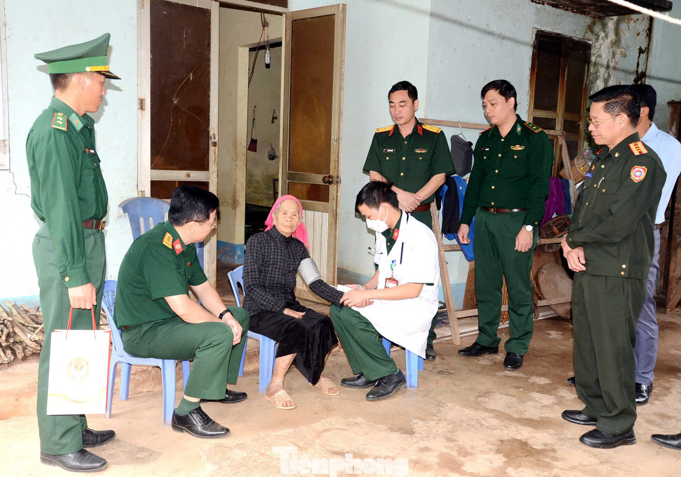 Người lớn tuổi thuộc đối tượng chính sách đặc biệt không đến điểm khám được, lãnh đạo và cán bộ quân y hai nước đã đến tận nhà để khám, tư vấn sức khỏe, tặng thuốc miễn phí.