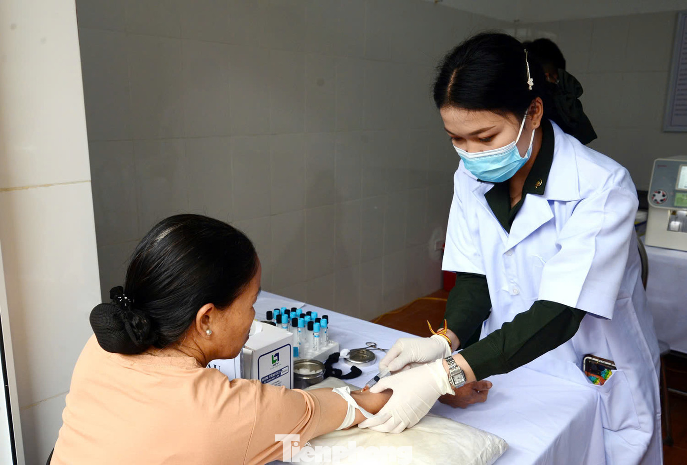 Người dân được lấy máu xét nghiệm.