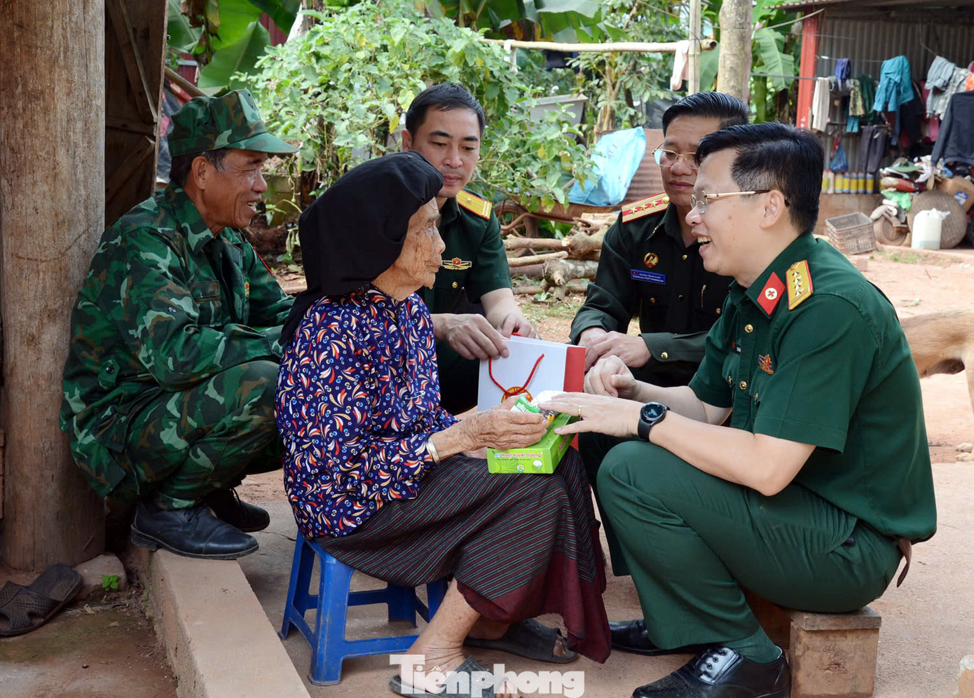 Người lớn tuổi thuộc đối tượng chính sách đặc biệt không đến điểm khám được, lãnh đạo và cán bộ quân y hai nước đã đến tận nhà để khám, tư vấn sức khỏe, tặng thuốc miễn phí.