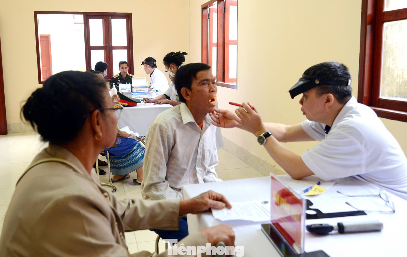 Người dân đến khám đều được bác sĩ quân y khám, tư vấn tận tình chu đáo.