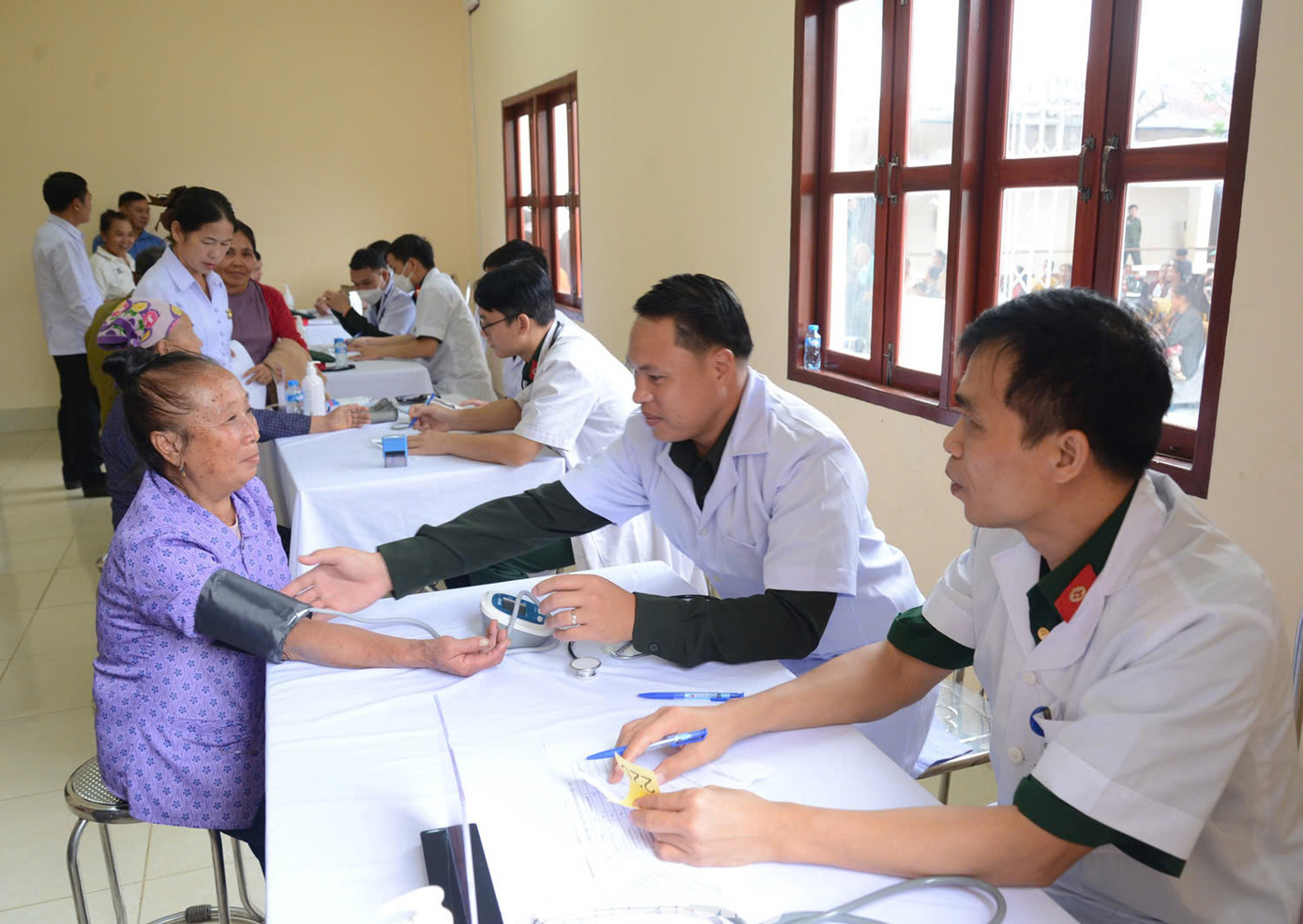 Người dân đến khám đều được bác sĩ quân y khám, tư vấn tận tình chu đáo.