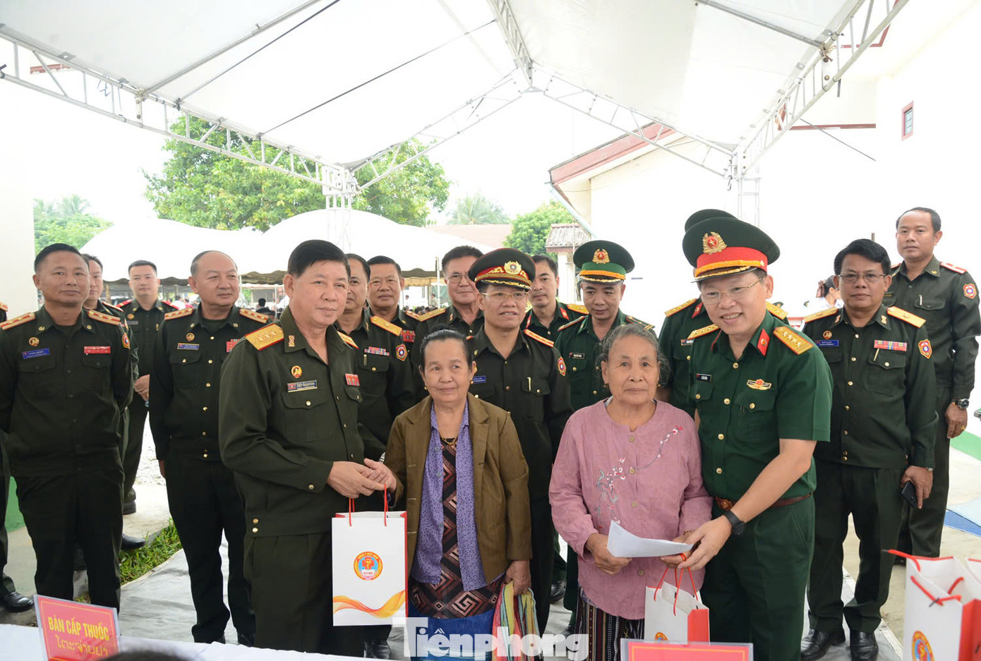 Lãnh đạo Bộ Quốc phòng Lào và chỉ huy Cục Quân y, Tổng cục Hậu cần, Bộ Quốc phòng Việt Nam kiểm tra, tặng thuốc miễn phí cho người dân.