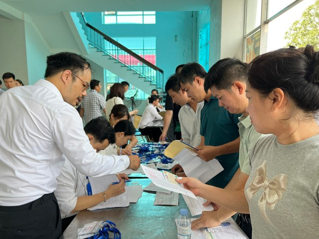 Trước đó, rất nhiều người dân ở các tỉnh thành lân cận như Hải Dương, Bắc Ninh, Bắc Giang... đến nơi tổ chức đấu giá 19 thửa đất tại khu Lòng Khúc xã Tiền Yên (huyện Hoài Đức) từ 4, 5 giờ sáng để chờ làm thủ tục đấu giá.