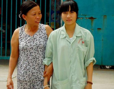 Trần Thị Ô Xin trong căn nhà nhỏ - Ảnh: Phúc Nguyễn