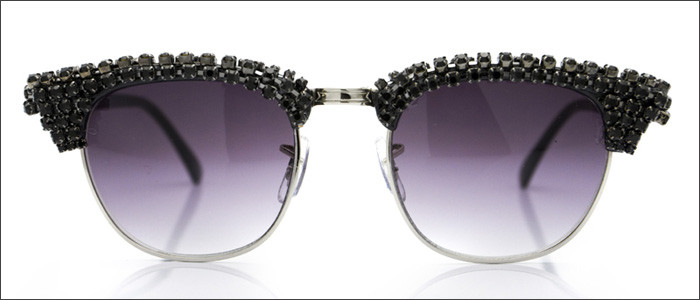 Kính chuồn đính đá quý màu vàng có giá 280 đô la Mỹ Kính mắt màu xám ghi với viền hoa nhựa tinh tế sang trọng có giá 400 đô la Mỹ Kính không số viền đá pha lê đen có giá 280 đô la Mỹ Kính mắt với viền xéo và dây đeo vàng đín lục lặc có giá 300 đô la Mỹ Kính mắt mèo với thiết kế tinh xảo và sang trọng có giá bán 270 đô la Mỹ Chiếc kính này có giá 280 đô la Mỹ Mẫu kính dành cho các ngôi sao với hình vương miện trên gọng được bán với giá 290$ Bạn cần chi 320 usd cho chiếc kính mắt mèo đính ngọc trai sáng loáng này 350 usd là giá cho chiếc kính "trăng sao" ngộ nghĩnh màu đen Những viên pha lê lớn khiến chiếc kính mắt mèo có giá tới 370 usd Kính dành cho các tín đồ thời trang rock-chic với những chiếc đầu lâu độc đáo mang tên Big Cartel có giá 350 usd Chiếc kính tên gọi Bleach có giá 250 usd Mẫu Bootsy_white có giá bán 275 usd Kính Ellington_black được bán với giá 250 usd Kính gọng đính hạt vàng có giá 800 usd Chiếc Lux_black này bạn cần chi 250 usd nếu muốn có nó Một thiết kế hoàn hảo mang têb Phillips_pastel, nó có giá 250 usd Chiếc Rockstar_gold được bán với giá 250 usd